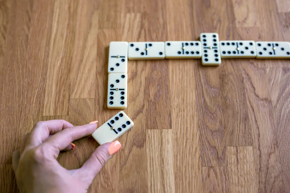 Play Dominoes Game